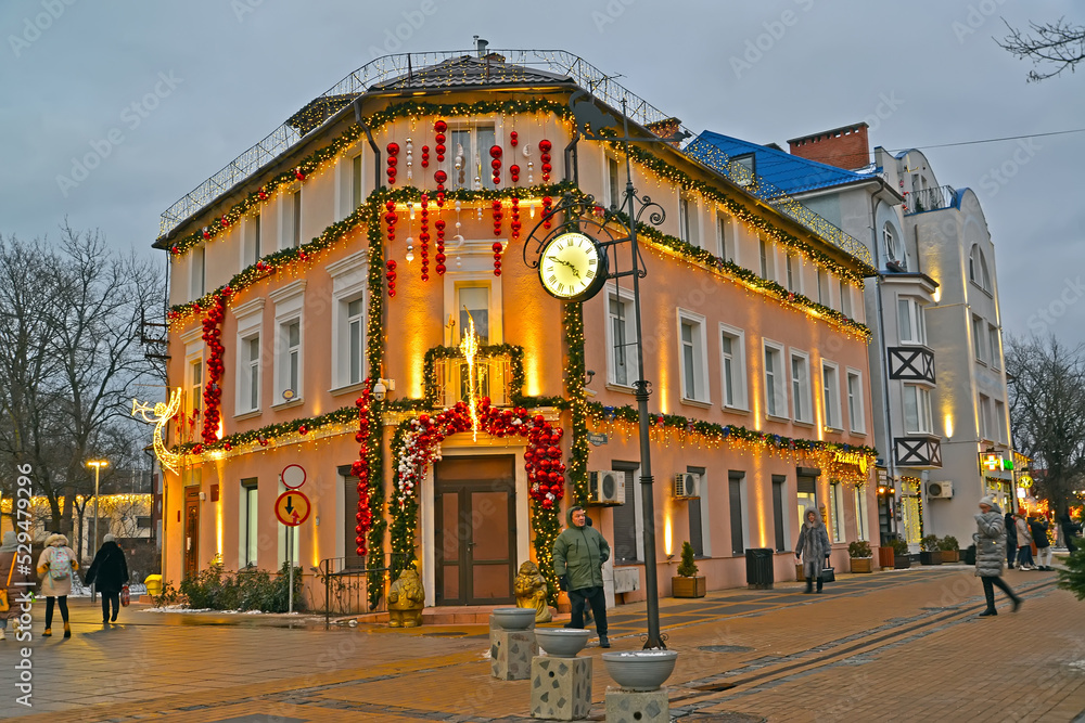 Fototapeta premium ZELENOGRADSK, RUSSIA - JANUARY 09, 2022: New Year's decorations on a pre-war building. Resort Avenue. Kaliningrad region