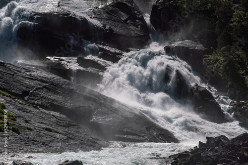 Wasserfall Tveitafossen im Husedalen bei Kinsarvik, Norwegen