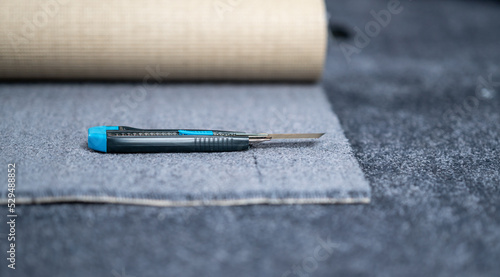 Obraz na plátně Carpet cutter placed on a new carpet.