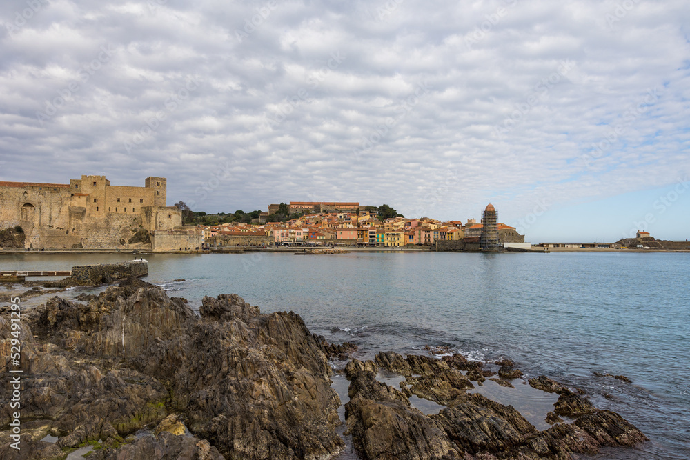 Vue sur la baie de Collioure et le Château Royal par un temps nuagueux