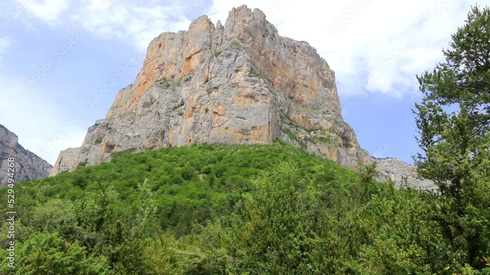 Rocher de la falaise du cirque d' Archiane dans les Alpes du sud.
Rocher de la falaise du cirque d' Archiane dans les Alpes du sud.