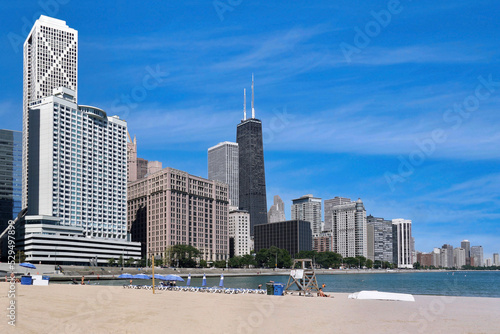 Chicago offers its residents warm sandy beaches along Lake Michigan, including in the downtown Gold Coast area © Spiroview Inc.