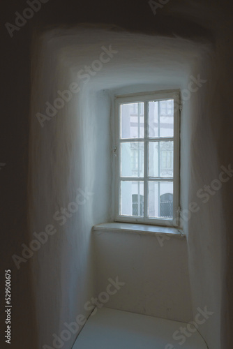 Fensternische in historischem Gebäude