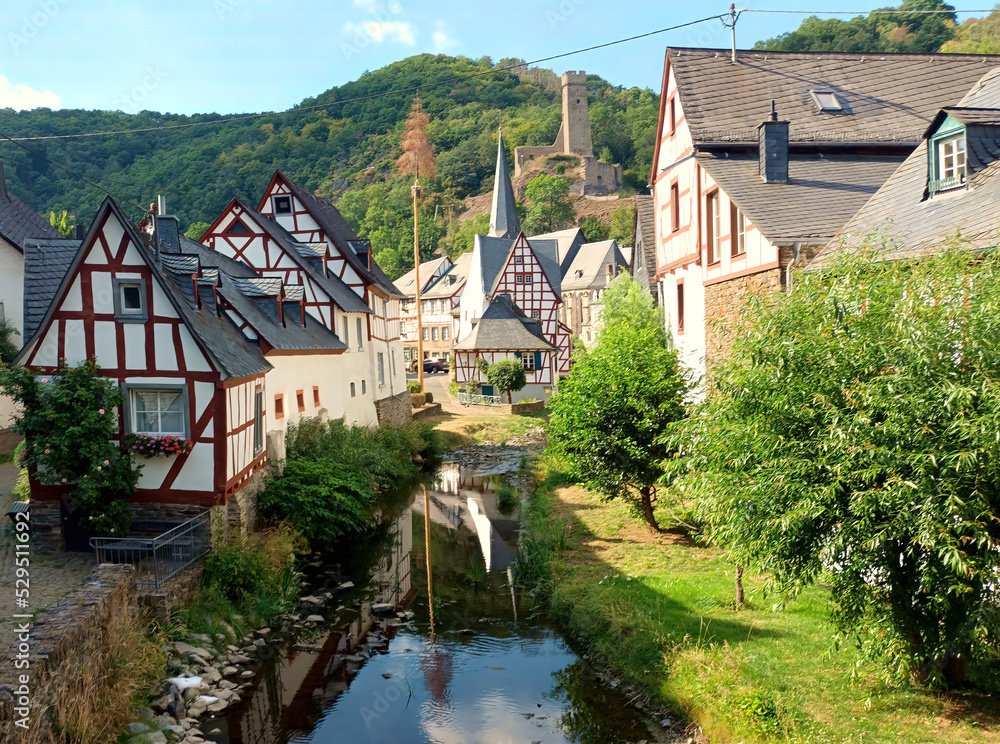 Blick auf alte Fachwerkhäuser und die Philippburg in Monreal im Landkreis Mayen-Koblenz in der Eifel, Rheinland-Pfalz.