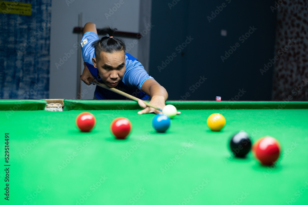Fototapeta premium person playing snooker