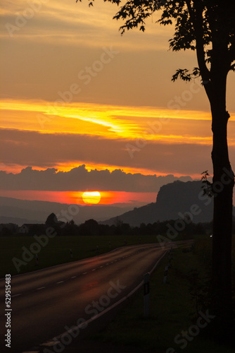 morgendlicher Sonnenaufgang über der sächsischen Schweiz