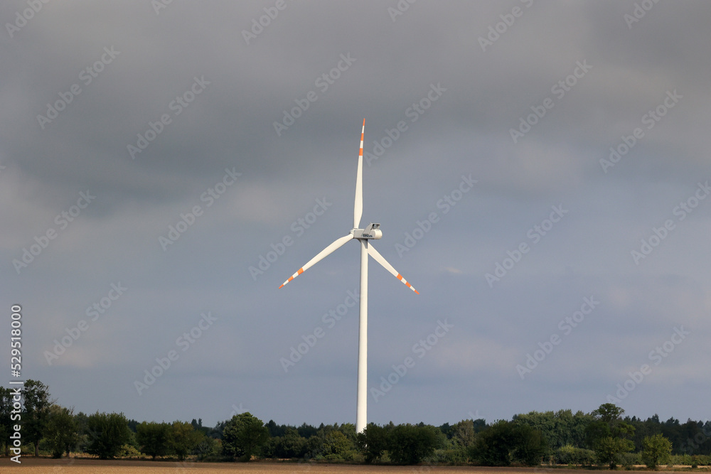 Naklejka premium Siłownie wiatrowe generują prąd z wiatru na polu.