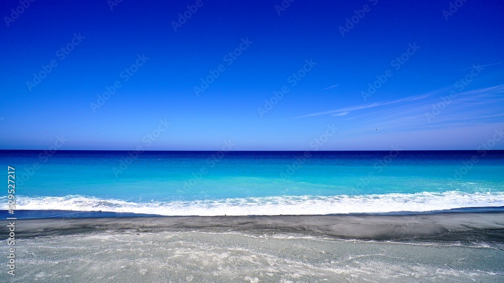 Fototapeta premium 伊豆七島新島の羽伏浦海岸の真っ青な海辺