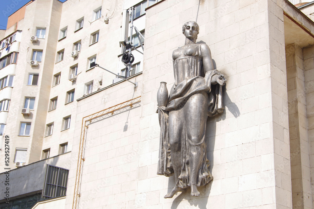 Obraz premium Moldova. Kishinev. 08.27.22. Sculptures on a building in the city in the center of the capital