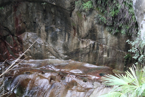 Roccia umida bagnata dal torrente photo