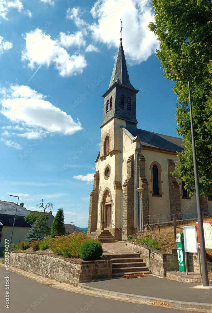 Kirche im luxemburgischen Ort Bigelbach im Mullerthal bei Echternach. 