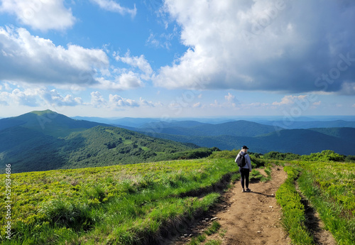 Turystka w górach, zielone góry. Bieszczady.