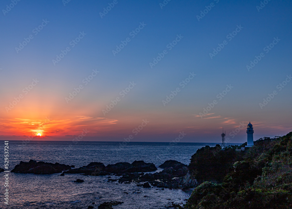 夕日と潮岬灯台