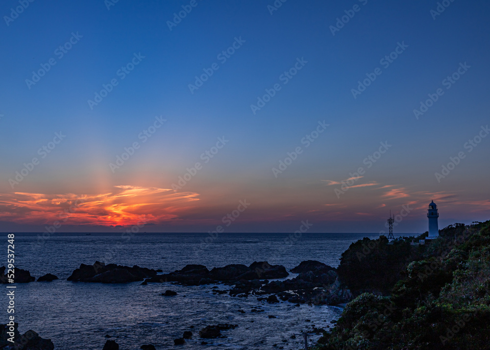 Obraz premium 夕日と潮岬灯台