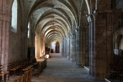 La basilique Saint Remi, de style roman, intérieur de la basilique, ville de Reims, département de la Marne, France