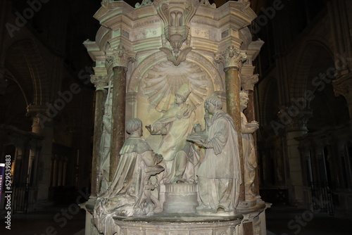 Wallpaper Mural La basilique Saint Remi, de style roman, intérieur de la basilique, ville de Reims, département de la Marne, France Torontodigital.ca