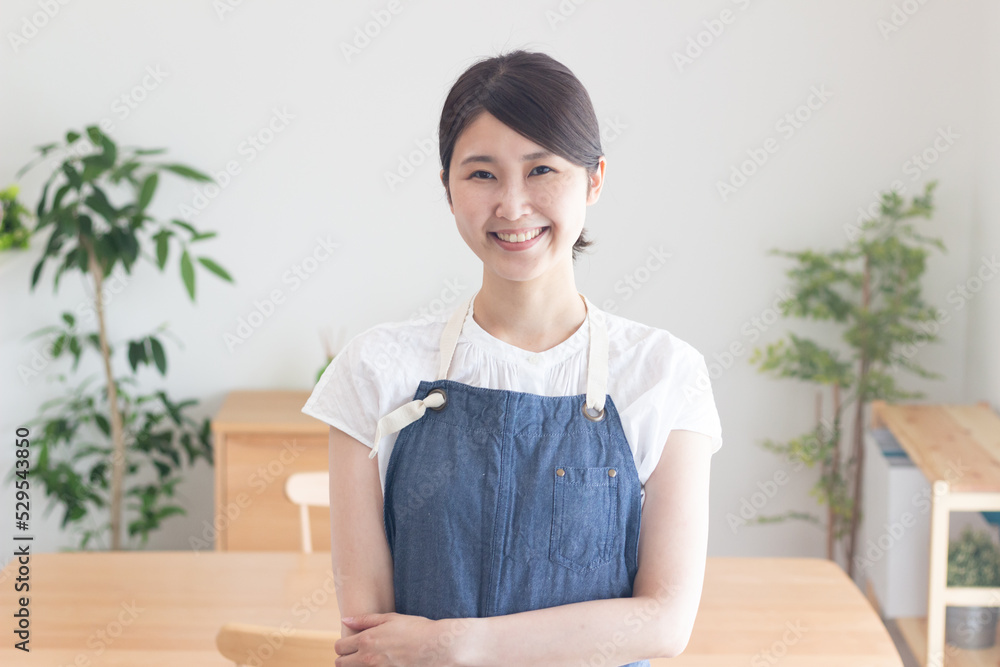エプロンを着た笑顔の女性 エプロンを着た笑顔の女性
