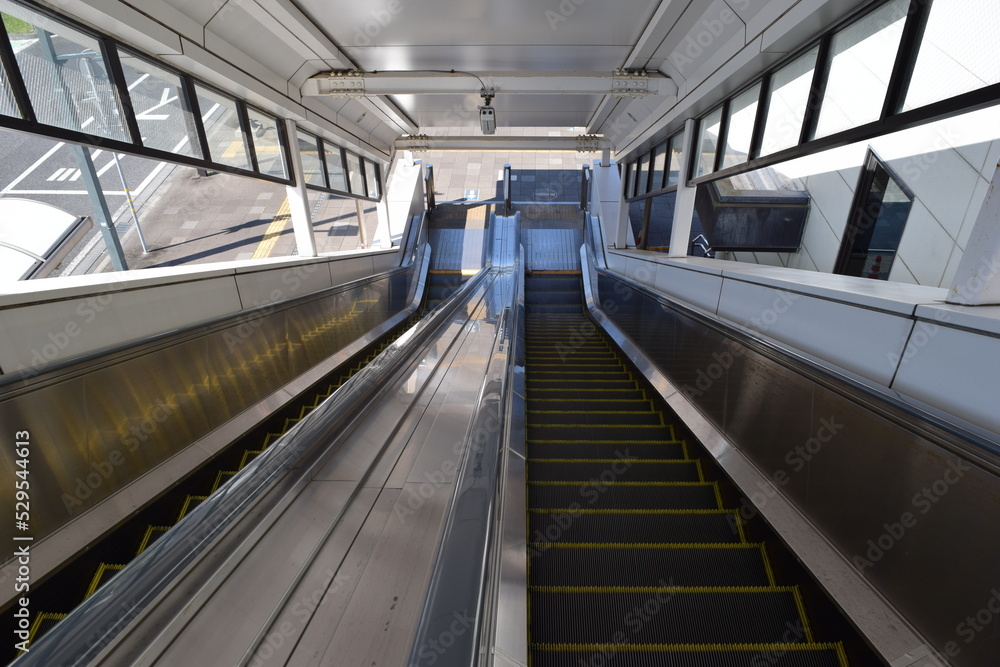 Naklejka premium 鉄道駅構内のエスカレーター