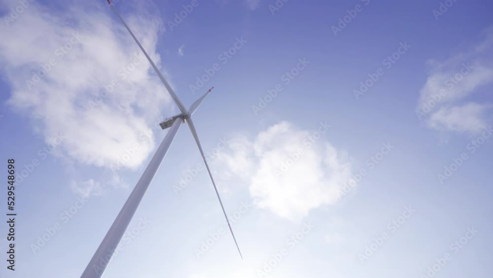 Wind turbine bottom view.
Ground view of rotating wings.
Wind turbine bottom view.
Ground view of rotating wings.