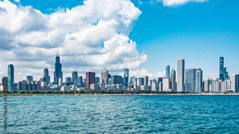 Fototapeta premium Skyline of Chicago (IL) USA on a sunny day, with copy space.