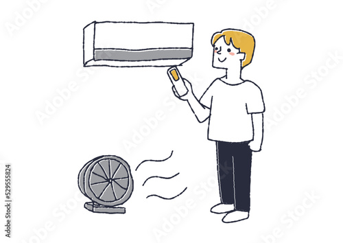 エアコンと扇風機を併用して使う男性　夏の熱中症対策にエアコンや扇風機を使用する人々