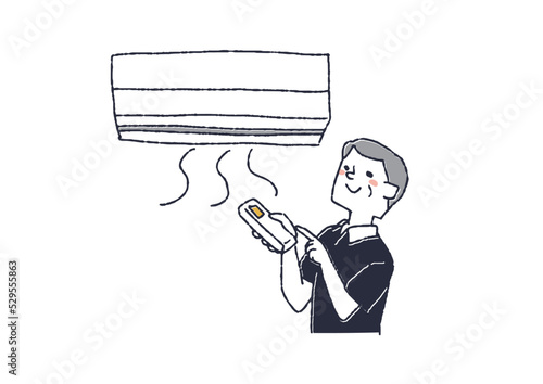 エアコンを利用する高齢者の男性　夏の熱中症対策にエアコンや扇風機を使用する人々