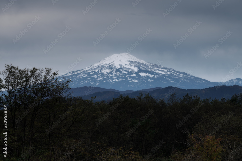 Fototapeta premium 晩秋の鳥海山を望む