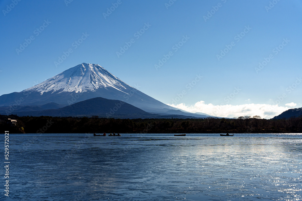 富士山と凍った精進湖