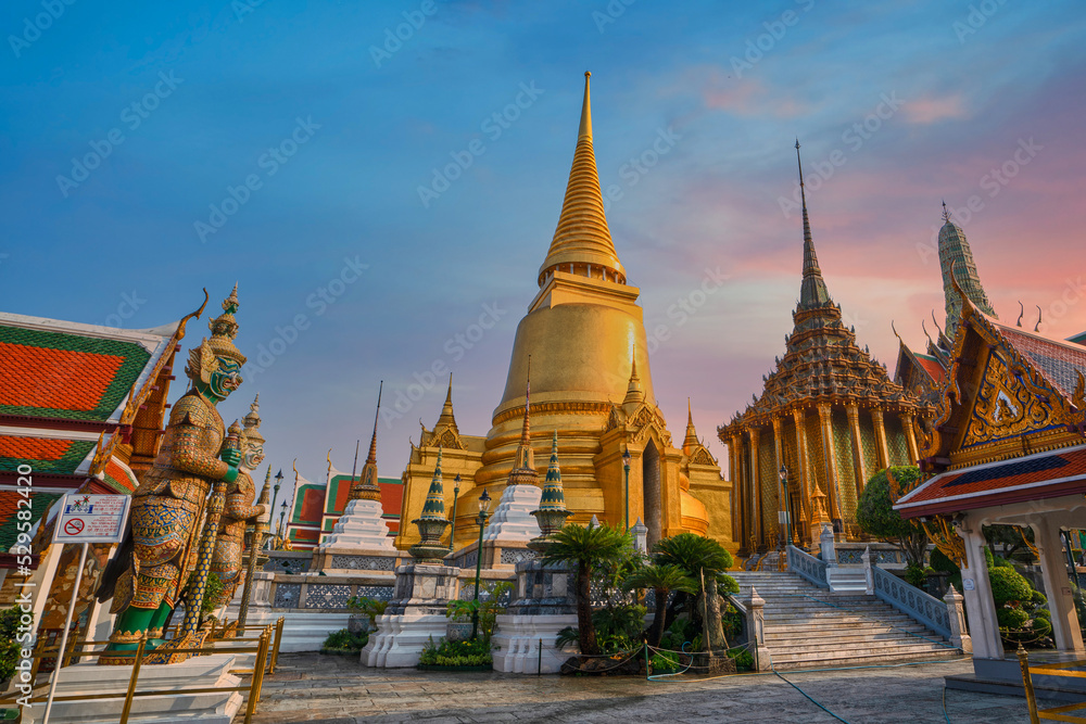 Fototapeta premium Wat Phra Kaew, Bangkok landmark of Thailand. Temple of the Emerald Buddha at twilight. Landscape of beautiful architecture in Bangkok.