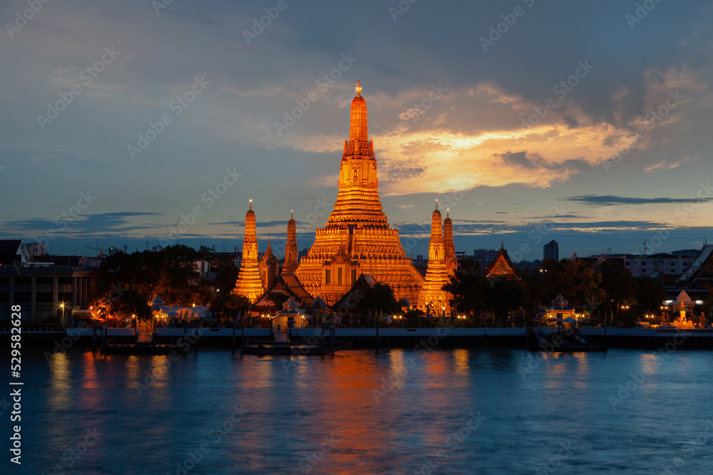 Phra Prang Wat Arun, Bangkok famous landmark in Thailand. Landscape of beautiful temple along the Chao Phraya river at twilight. Phra Prang Wat Arun, Bangkok famous landmark in Thailand. Landscape of beautiful temple along the Chao Phraya river at twilight.