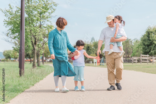 公園を歩く日本人家族・ファミリー（子供と親） 