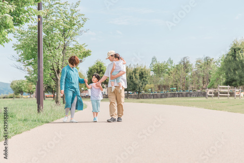 公園を歩く日本人家族・ファミリー（コピースペース） 