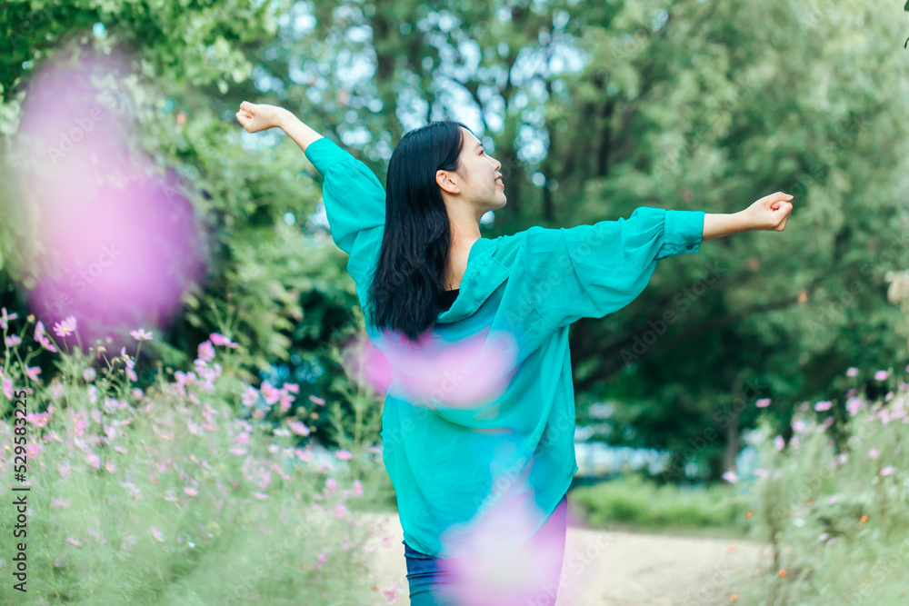 コスモス畑と空を見上げる女性 cosmos コスモス畑と空を見上げる女性 cosmos