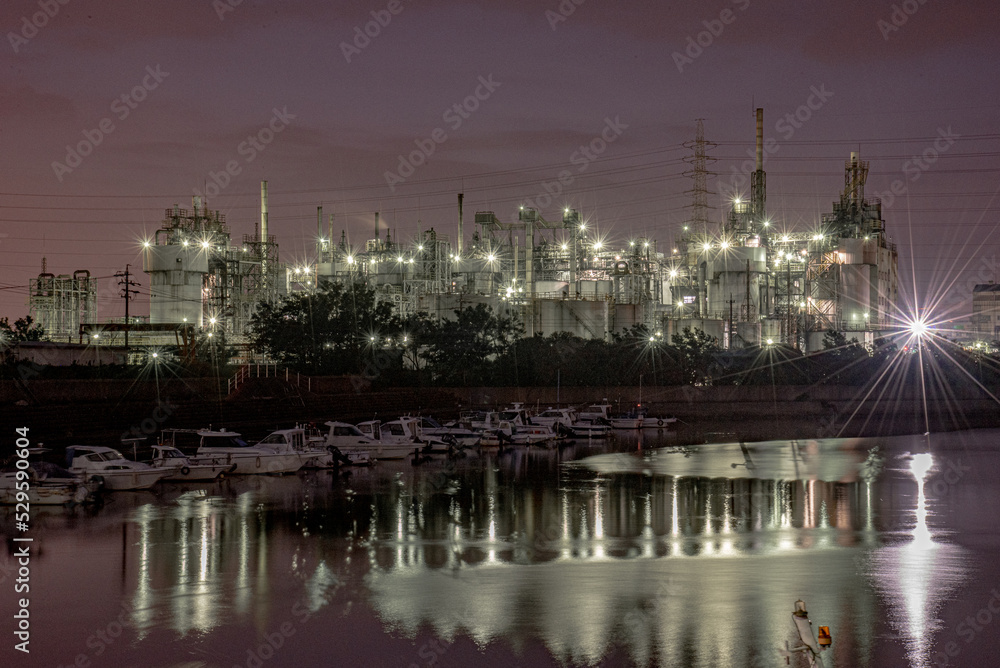 Fototapeta premium 夜明け前の工場