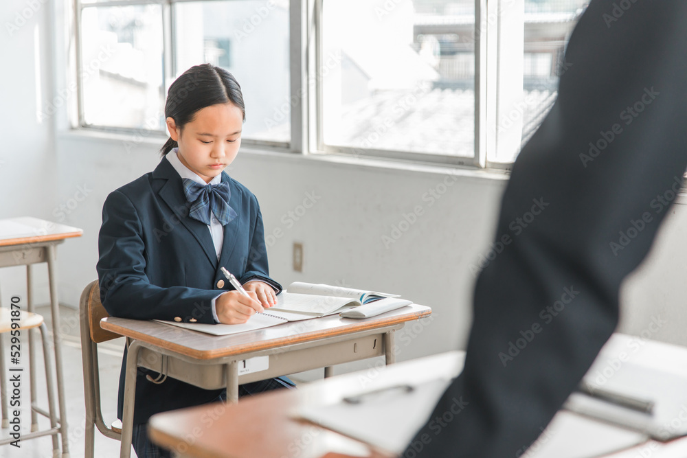 教室で授業を受ける制服を着た高校生・中学生と先生（受験）
