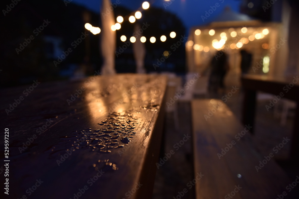 Puste stoły w Pubie w nocnym nastroju