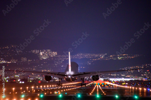 夜の飛行機のランディング © Masahiro