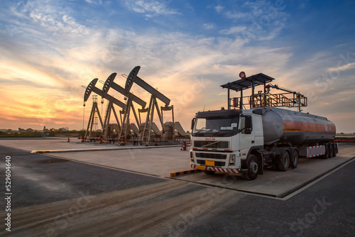 Foto oil rig and oil trucks are working or parked to transfer oil in the oil field