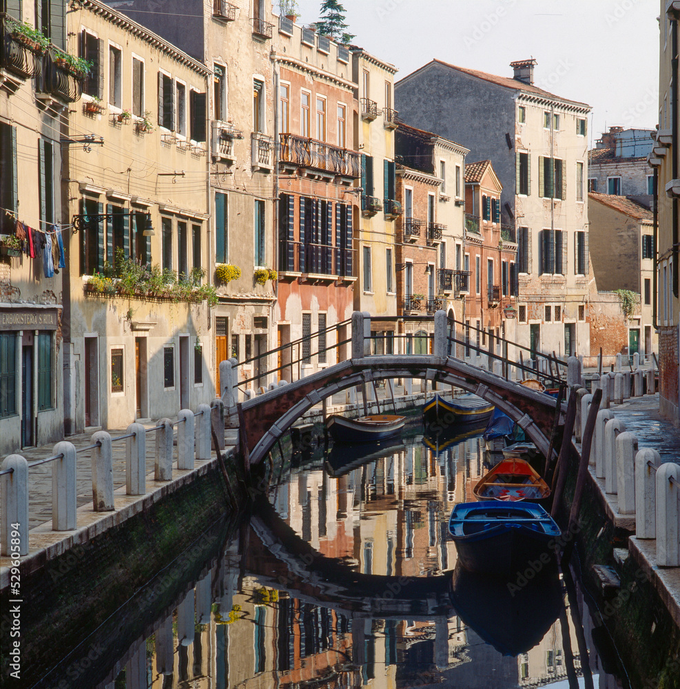 Fototapeta premium Venezia. Rio con ponte e fondamenta.