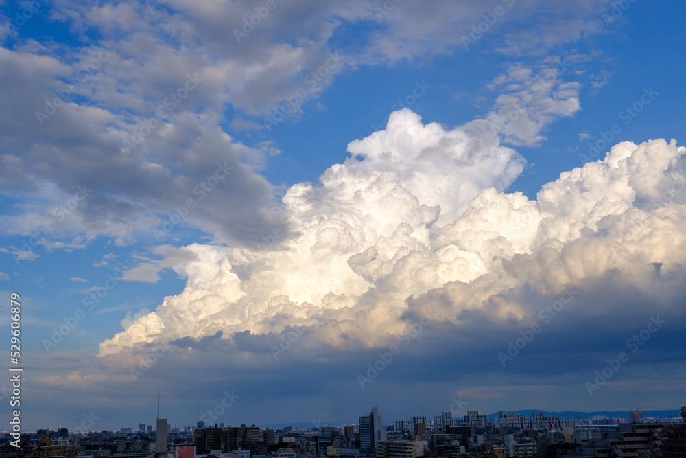 夏の雲と都市景観。兵庫県神戸市から芦屋方面を臨む。