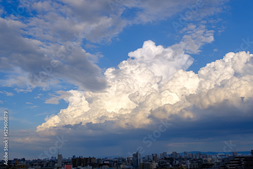 夏の雲と都市景観。兵庫県神戸市から芦屋方面を臨む。