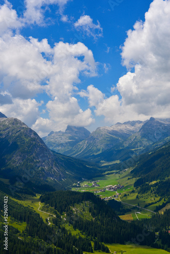Fototapeta Naklejka Na Ścianę i Meble -  Wanderweg am Rüfikopf in den Lechtaler Alpen, Österreich