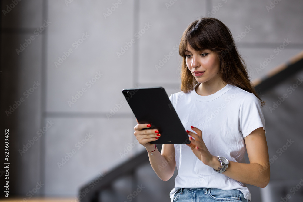 Fototapeta premium Technology, online shopping and people concept. Happy smiling woman with tablet pc computer and credit card on sofa at home