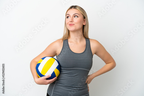 Young caucasian woman playing volleyball isolated on white background thinking an idea while looking up
