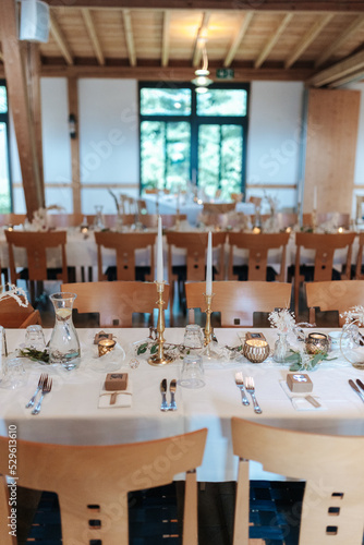 Elegant table setting and decoration for a dinner at a wedding location