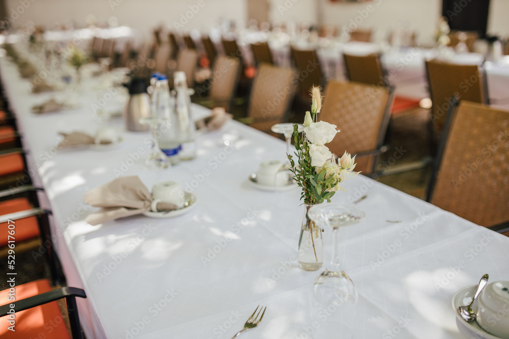 Elegant table setting and decoration for a dinner at a wedding location