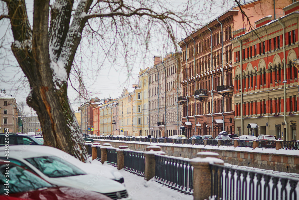 Obraz premium Moyka river embankment on cold snowy winter day in Saint Petersburg, Russia
