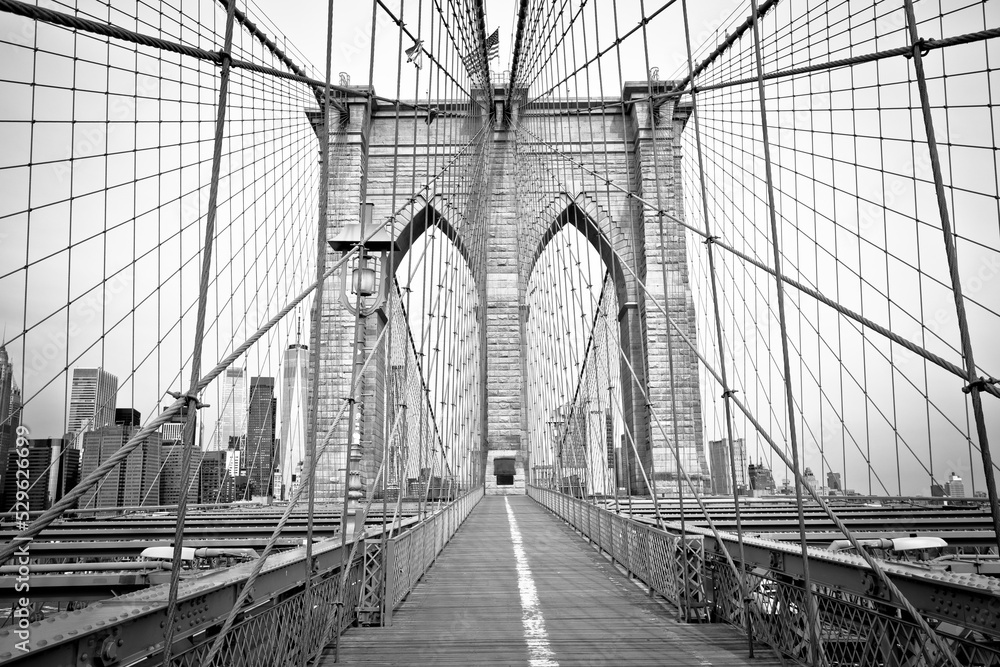Fototapeta premium Brooklyn bridge in New York City black and white view