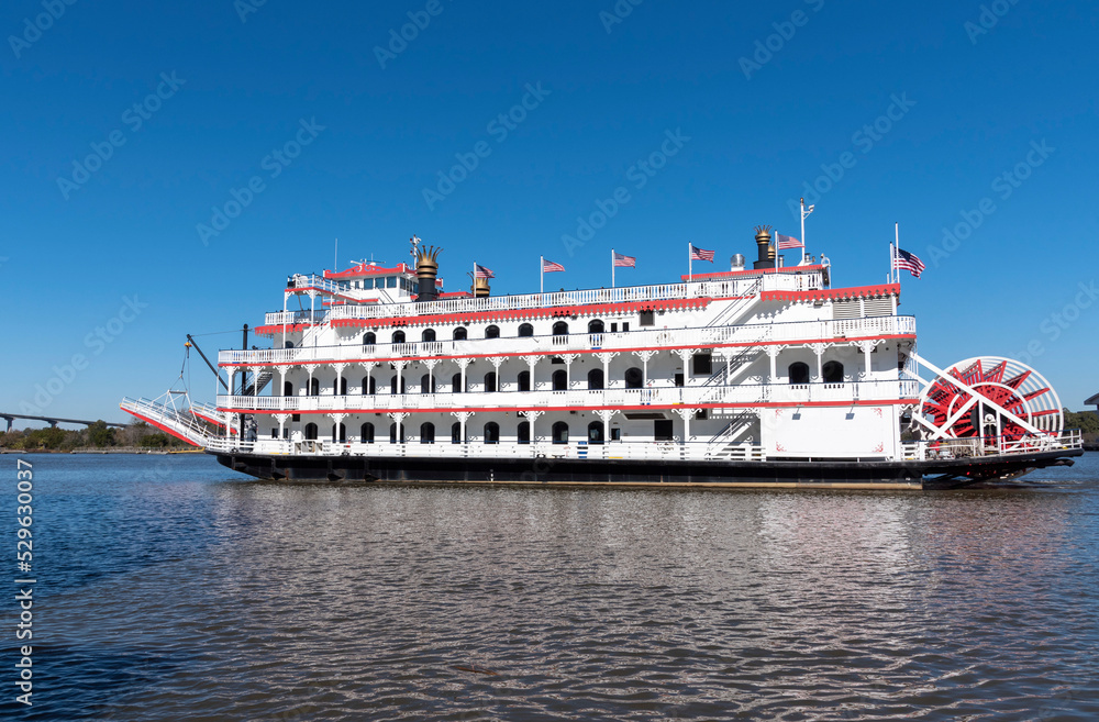 Obraz premium Cruise ship on the river in Savannah.