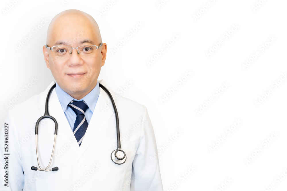 笑顔の男性の医者